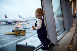 Kind am Flughafen